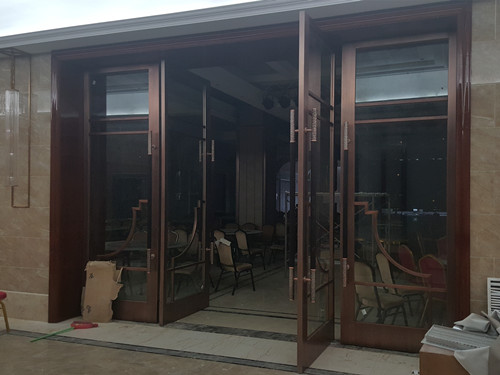 厚重質(zhì)樸型不銹鋼門(mén)